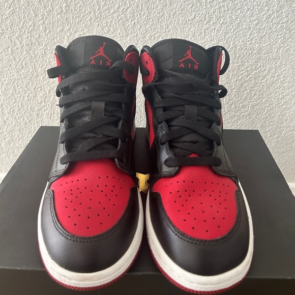 Air Jordan 1 Retro Mid GS ‘Gym Red’- Size 5.5Y - Excellent Used Condition - Picture 2 of 9